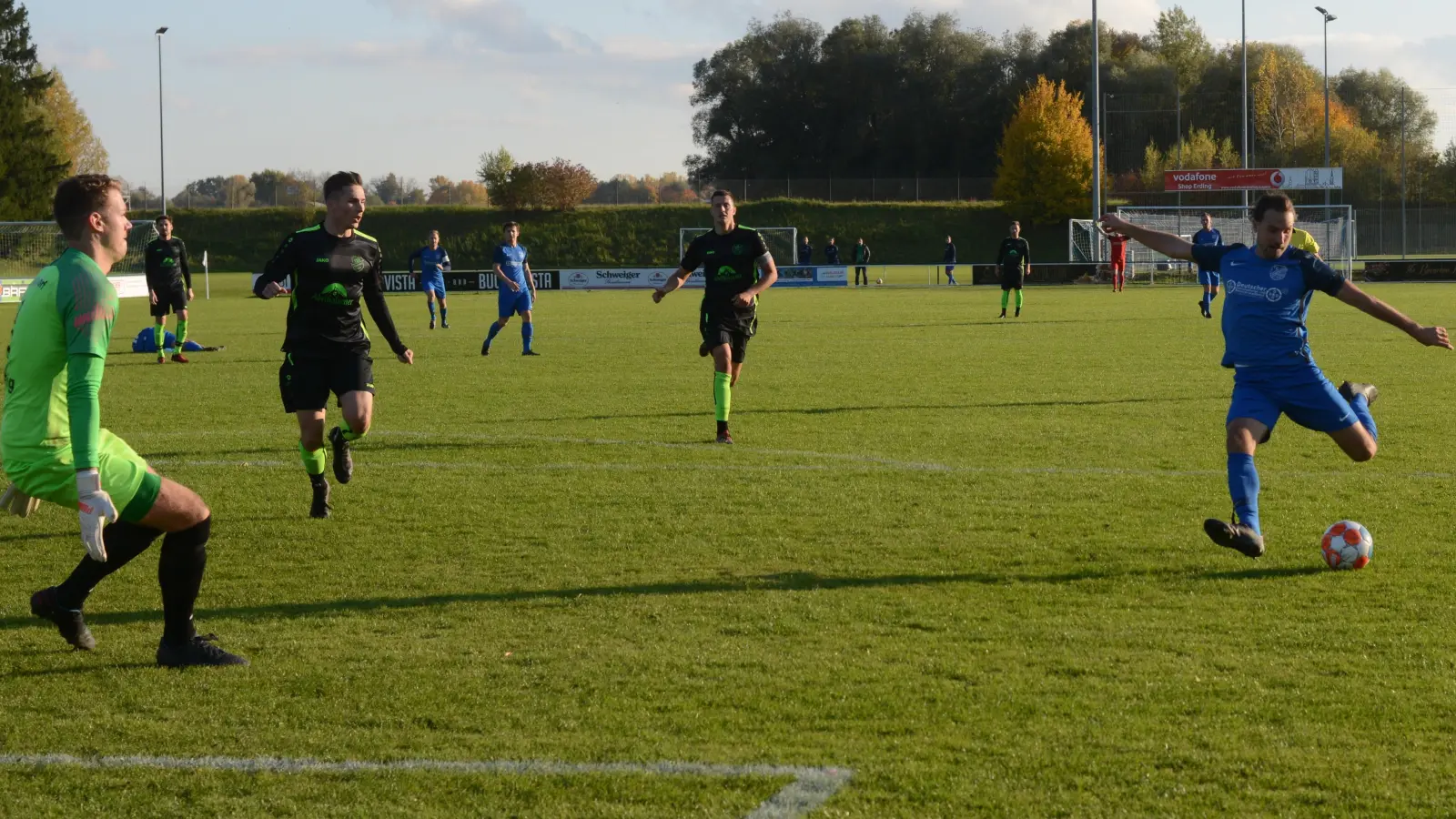Viel Pech für Langengeisling: Rene Mecking hatte freie Schussbahn, doch Siegsdorfs Torwart König verhinderte das 3:1. (Foto: Eicke Lenz)