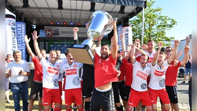 Begehrte Trophäe vom Erdinger. Der Meistercup Pokal. (Foto: H.Langer)