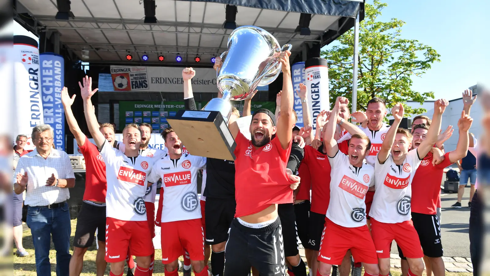 Begehrte Trophäe vom Erdinger. Der Meistercup Pokal. (Foto: H.Langer)