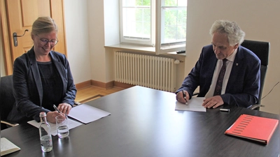 Dr. Lea Schütze und Landrat Helmut Petz bei der Vertragsunterzeichnung. (Foto: LRA)