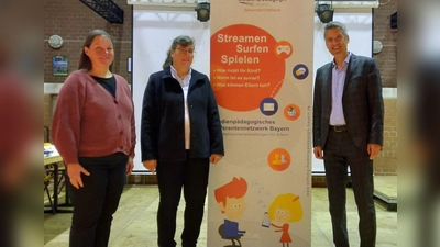 Von links nach rechts: Andrea Kerscher, zuständige Lehrkraft für Suchtprävention, Christa Gmeiner vom Beruflichen Zentrum Starnberg und Schulleiter Markus Höß. (Foto: Gymnasium Dorfen)