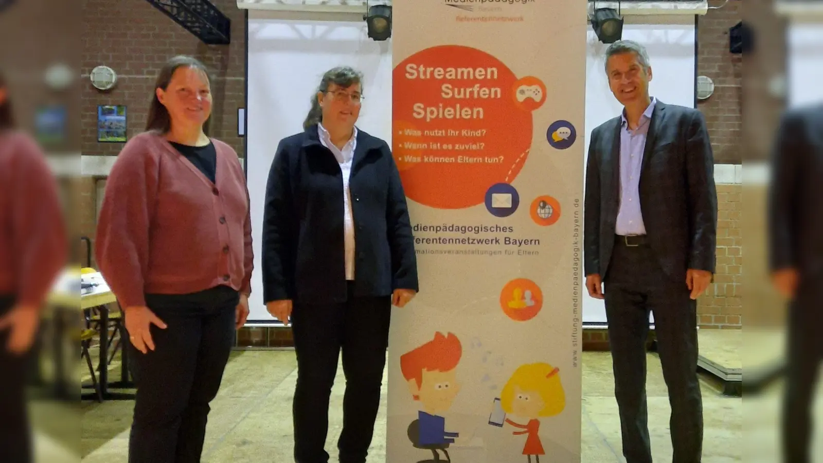 Von links nach rechts: Andrea Kerscher, zuständige Lehrkraft für Suchtprävention, Christa Gmeiner vom Beruflichen Zentrum Starnberg und Schulleiter Markus Höß. (Foto: Gymnasium Dorfen)