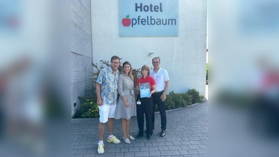 Die Therme Erding und das Stadtmarketing übergaben die Auszeichnung an das Hotel Apfelbaum. (Foto: Therme Erding)