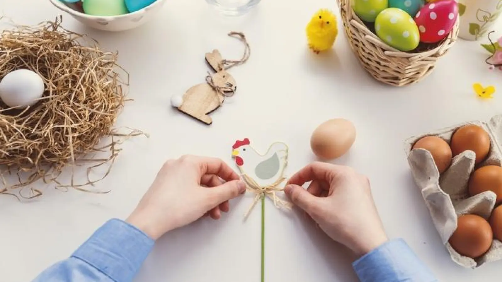 Ob als Omelett, im Osternest oder rollend auf der Straße: Das Ei spielt in vielen Ostertraditionen eine besondere Rolle (Foto: Jeshoots über Unsplash)