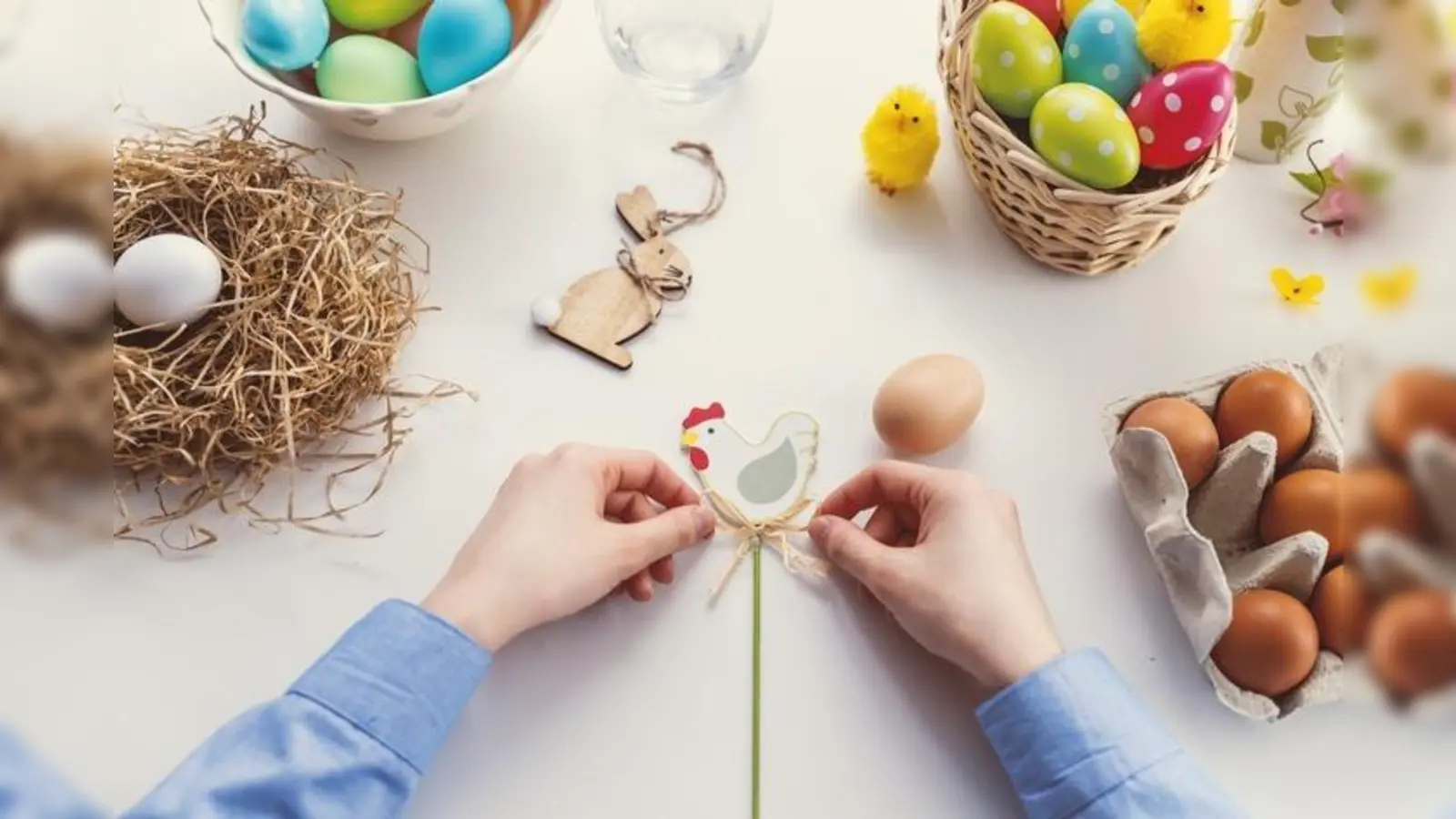 Ob als Omelett, im Osternest oder rollend auf der Straße: Das Ei spielt in vielen Ostertraditionen eine besondere Rolle (Foto: Jeshoots über Unsplash)
