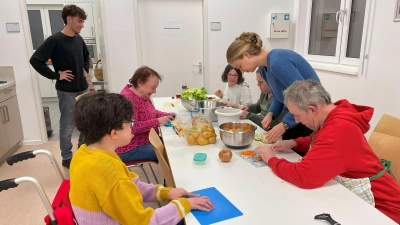 Ein gemeinsamer Kochabend in der offenen Behindertenarbeit sorgte für viel Freude bei den Teilnehmern. (Foto: BRK)