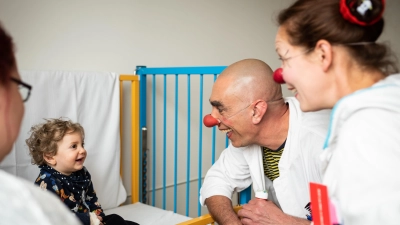 Die KlinikClowns bringen Frohsinn in schwierigen Zeiten. (Foto: Sebastian Höhn)