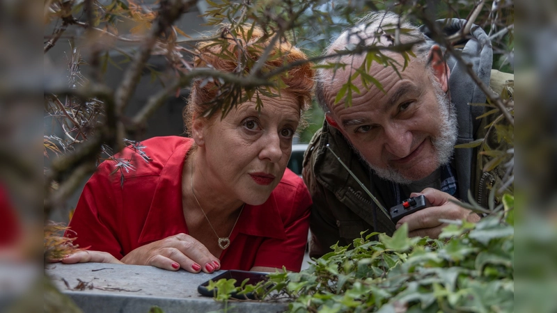 Marie und Karli beobachten das Haus von Dr. Berger (Foto: Eckhard Kuchenbecker)