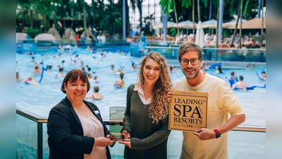Bei der Award-Übergabe im Wellenbad der Therme Erding (v.l.) die stellvertretende Hotel-Direktorin Dana Müller, Mona Klemen von LEADING SPA RESORTS <b></b>* INTERNATIONAL und Marketingleiter Marcus Maier. (Foto: Therme Erding)