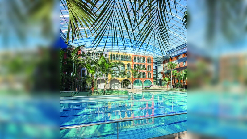 Das riesige Wellenbad begeistert Groß und Klein. (Foto: Therme Erding)