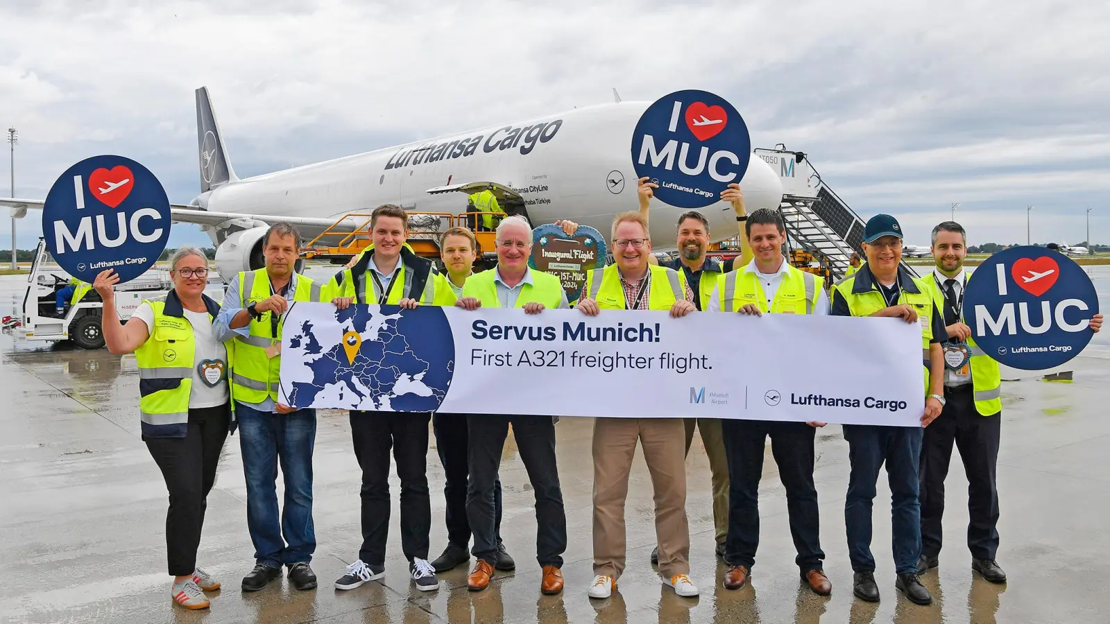 Einweihungsparty: Am Samstag, 6. Juli, feierten Mitarbeiterinnen und Mitarbeiter der LH Cargo den Erstflug nach Istanbul. (Foto: Alex Tino Friedel/Flughafen München GmbH)