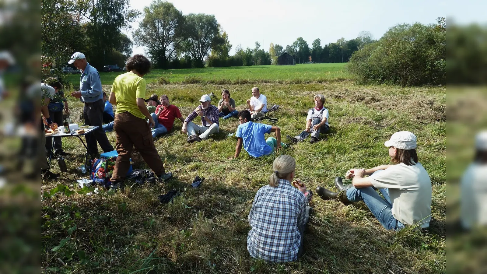 Die Aktiven von BN und Alpenkranzl Erding beim wohlverdienten Picknick.<br> (Foto: Wolfram Honsberg)