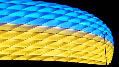 Fünf Stunden lang erstrahlte die Allianz-Arena am Freitag in den Farben der ukrainischen Flagge. Auch der Landkreis Ebersberg will die Ukraine unterstützen. (Foto: job)