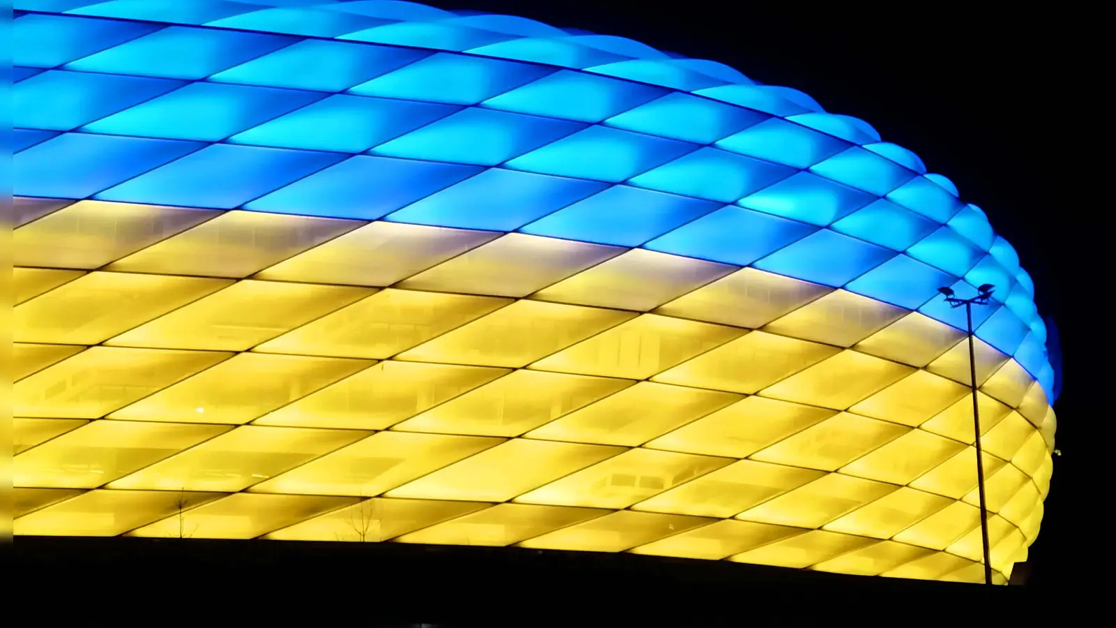 Fünf Stunden lang erstrahlte die Allianz-Arena am Freitag in den Farben der ukrainischen Flagge. Auch der Landkreis Ebersberg will die Ukraine unterstützen. (Foto: job)