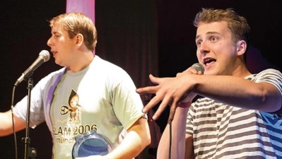 Die beiden Moderatoren Ko Bylanzky und Philipp Potthast führen durch den Abend. (Foto: Fritz Andresen)