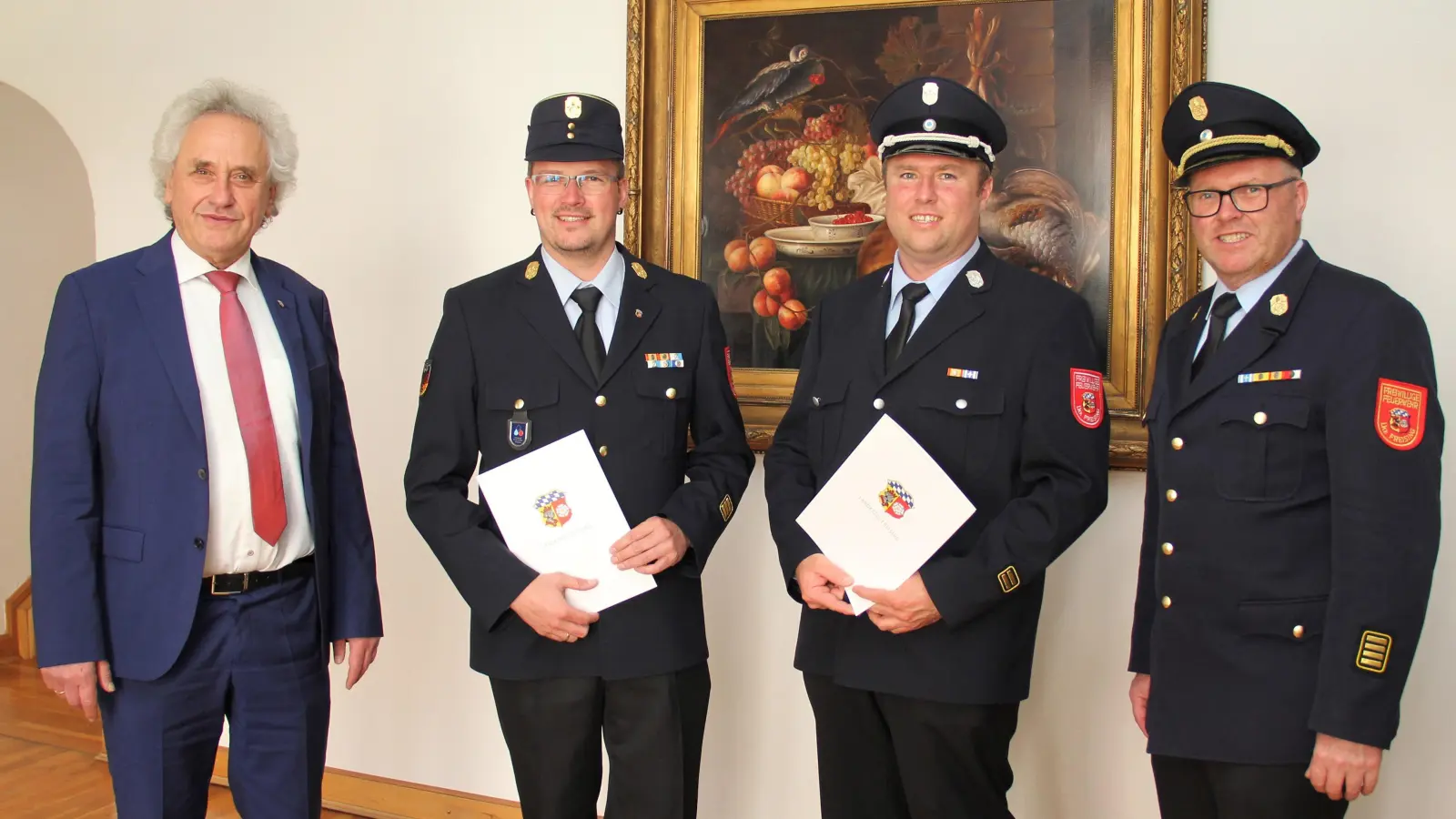 Landrat Helmut Petz (l.) und Kreisbrandrat Manfred Danner (r.) mit Kreisbrandinspektor Roman Bittrich (2.v.l.) und KreisbrandmeisterJohann Hofmaier (2.v.r.).  (Foto: Landratsamt Freising)