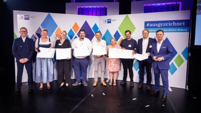 Manfred Gößl und Hubert Schöffmann gratulierten den Geehrten; v.l.n.r.: Hubert Schöffmann (IHK), Isabell Ziegltrum, Birgit Frank, Michael Niedermeier, Dieter Link, Gabriela Brucher, Björn Kiffner, Helge Kuhlmann, Manfred Gößl (IHK). (Foto: Balk/IHK)