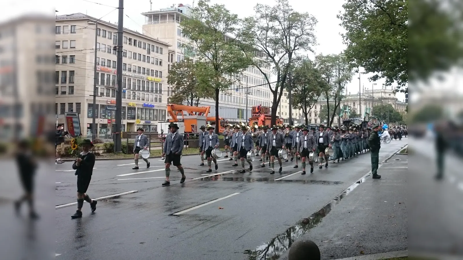 Über 9.000 Teilnehmner von Trachtengruppen und Schützenvereinen ziehen am Sonntag durch die Münchner Innenstadt - zu Fuß, in Kutschen und Wägen. (Foto: std)
