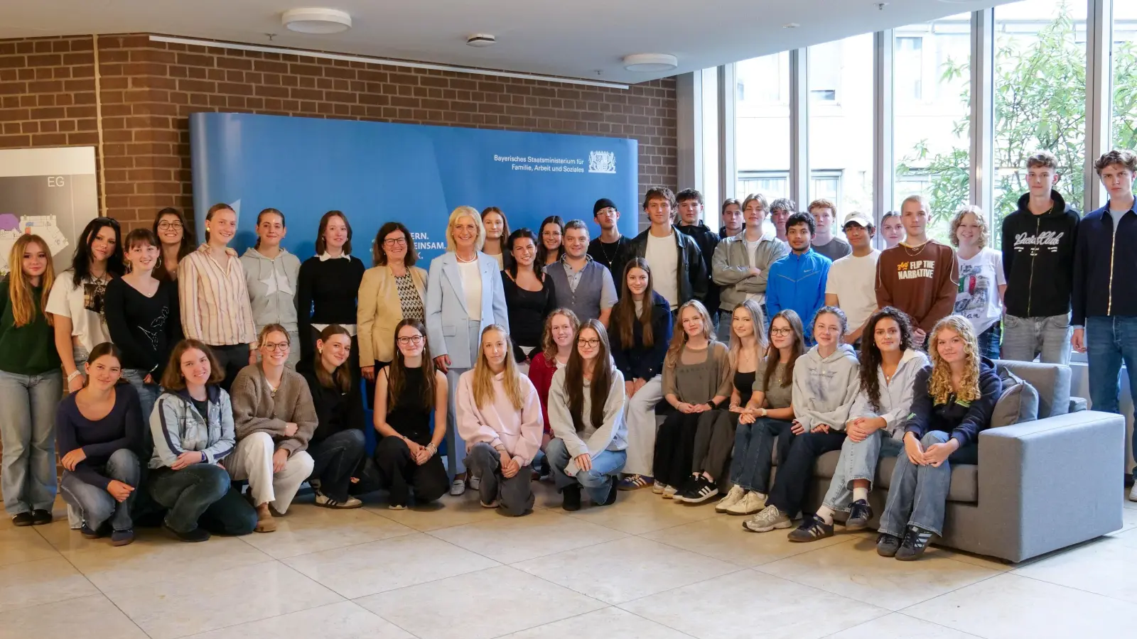 Bayerns Sozialministerin Ulrike Scharf (9. von links) empfing im Ministerium zwei elfte Klassen des Anne-Frank-Gymnasiums Erding, die von Schulleiterin Regine Hofmann (8. von links) begleitet wurden.  (Foto: StMAS)