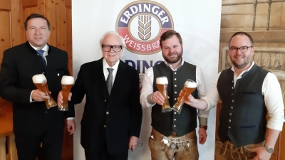 Anstoßen auf die Zukunft: Patrick Schmidt (2. v. re.) führt künftig das ERDINGER Weißbierzelt. (Foto: ERDINGER/Moritz)