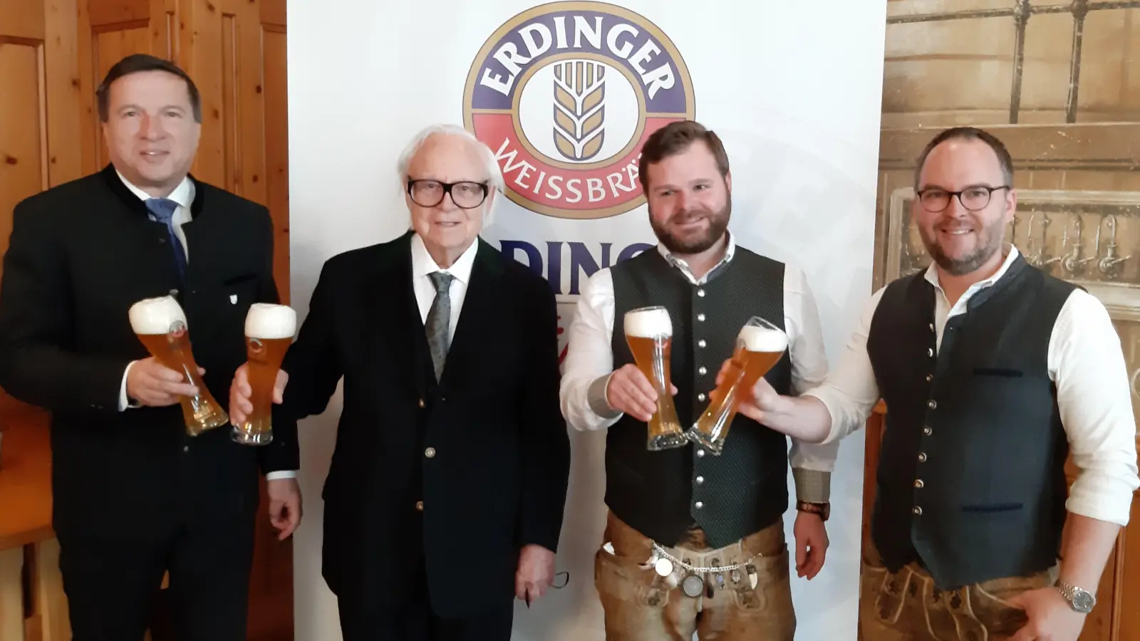 Anstoßen auf die Zukunft: Patrick Schmidt (2. v. re.) führt künftig das ERDINGER Weißbierzelt. (Foto: ERDINGER/Moritz)