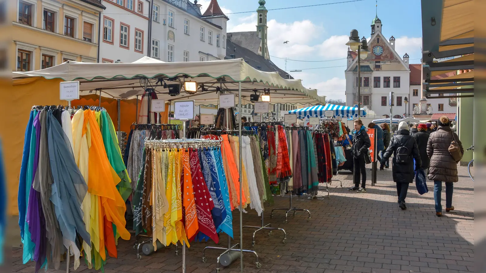 Einladend präsentieren zahlreiche Standl ihre Waren. (Foto: Stadt Freising)