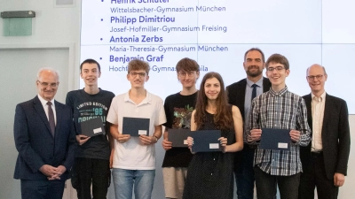 Eine Schülerin und fünf Schüler aus Bayern wurden für ihre Leistungen beim Landeswettbewerb Mathematik ausgezeichnet, darunter auch der Freisinger Schüler Philipp Dimitriou, der jedoch nicht auf dem Foto ist. (Foto: Nürnberger Versicherung/Nadja Worschech)