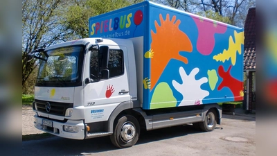 „Brummi”, der Spielbus der Stadtjugendpflege, ist noch bis zum 4. Juni auf Spielplatz-Tour. (Foto: Stadt Freising/Stadtjugendpflege)