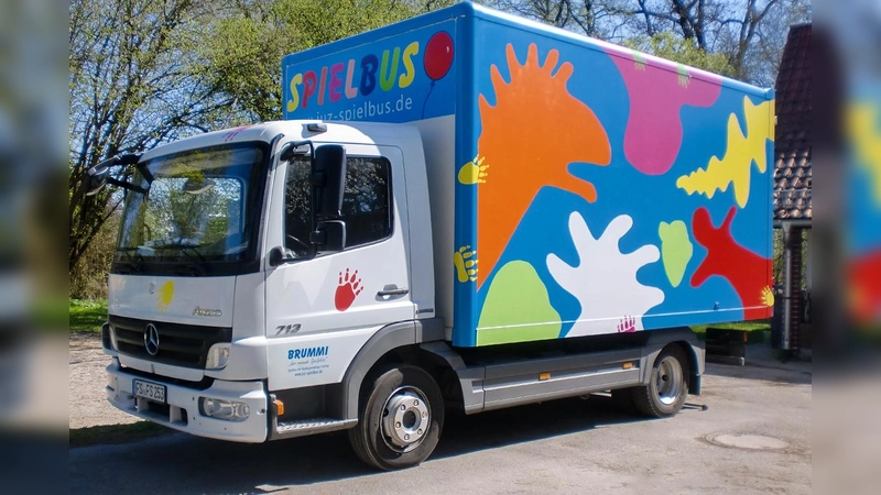 „Brummi”, der Spielbus der Stadtjugendpflege, ist noch bis zum 4. Juni auf Spielplatz-Tour. (Foto: Stadt Freising/Stadtjugendpflege)