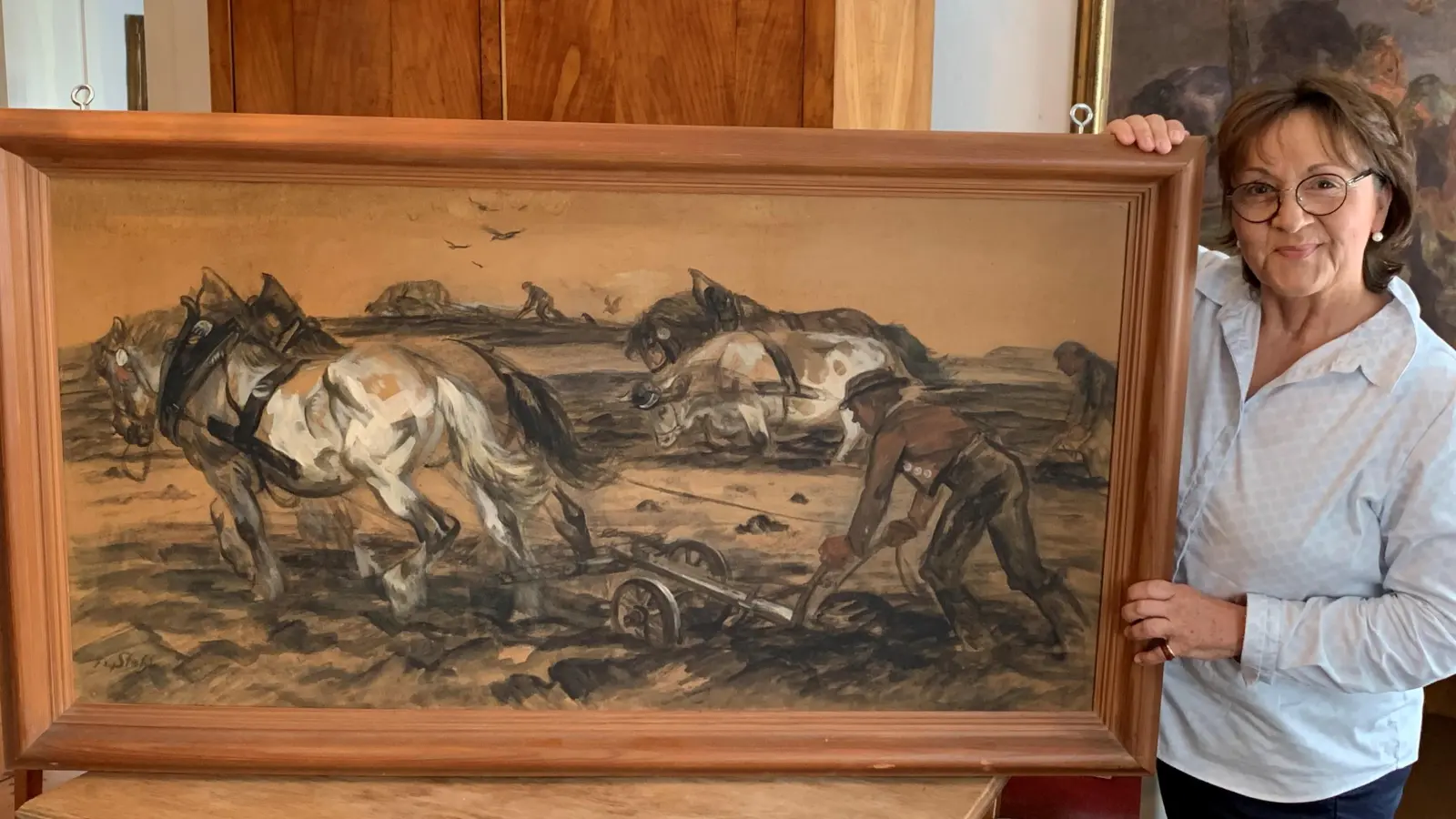 Diese landwirtschaftliche Studie kehrte nach Erding zurück. Museumsleiterin Heike Kronseder ist sichtlich erfreut. (Foto: Museum Stahl)