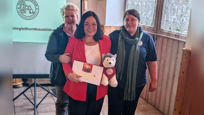 Von links nach rechts: Kerstin Schauer, Sosa Balderanou und Moni Pepperl. (Foto: Danuta Pfanzelt)