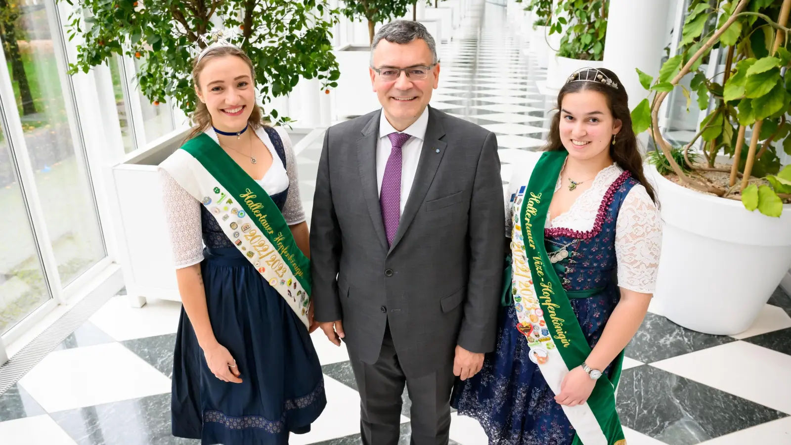 Dr. Florian Herrmann mit den Hopfenköniginnen (Foto: Bayerische Staatskanzlei)