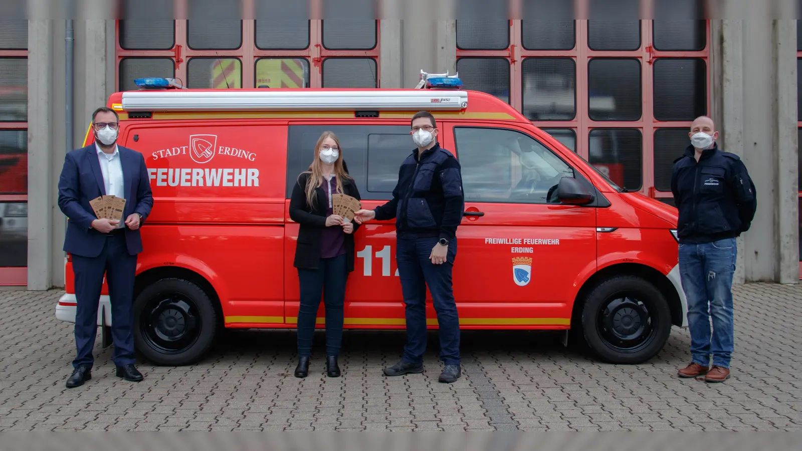 Christian Kehrer (Niederlassungsleiter Fielmann Erding), Swantje Quednau (Augenoptikermeisterin), Kevin Quednau (Leiter SG Öffentlichkeitsarbeit FF Erding), Thomas Pointl (2. Kommandant FF Erding) (Foto: FFW)