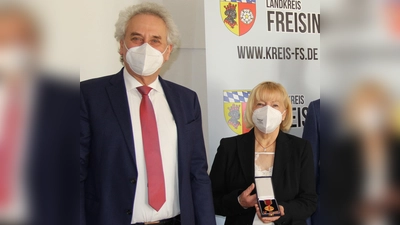 Leopoldine Wilhelm wurde für die jahrzehntelange, aufopferungsvolle Pflege ihres Ehemanns ausgezeichnet. (Foto: cba)