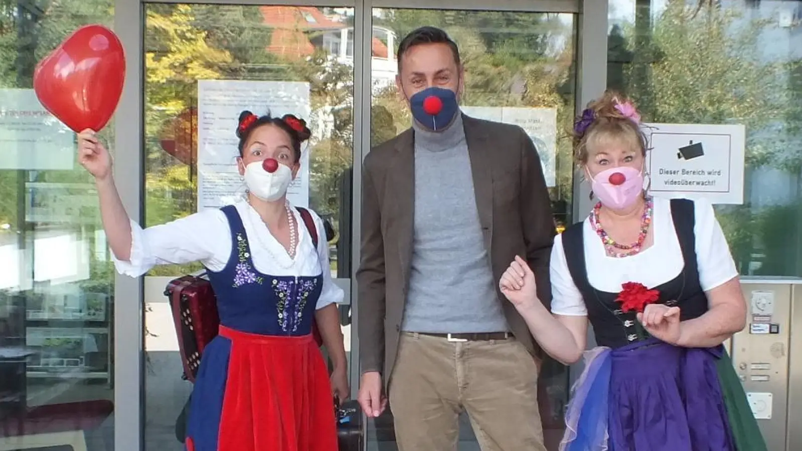 Stiftungsvorstand Jörg Breiski bei der Spendenübergabe mit den KlinikClowns "Lotti" (li.) und "Gretel" (re.). (Foto: Andrea Andrade)