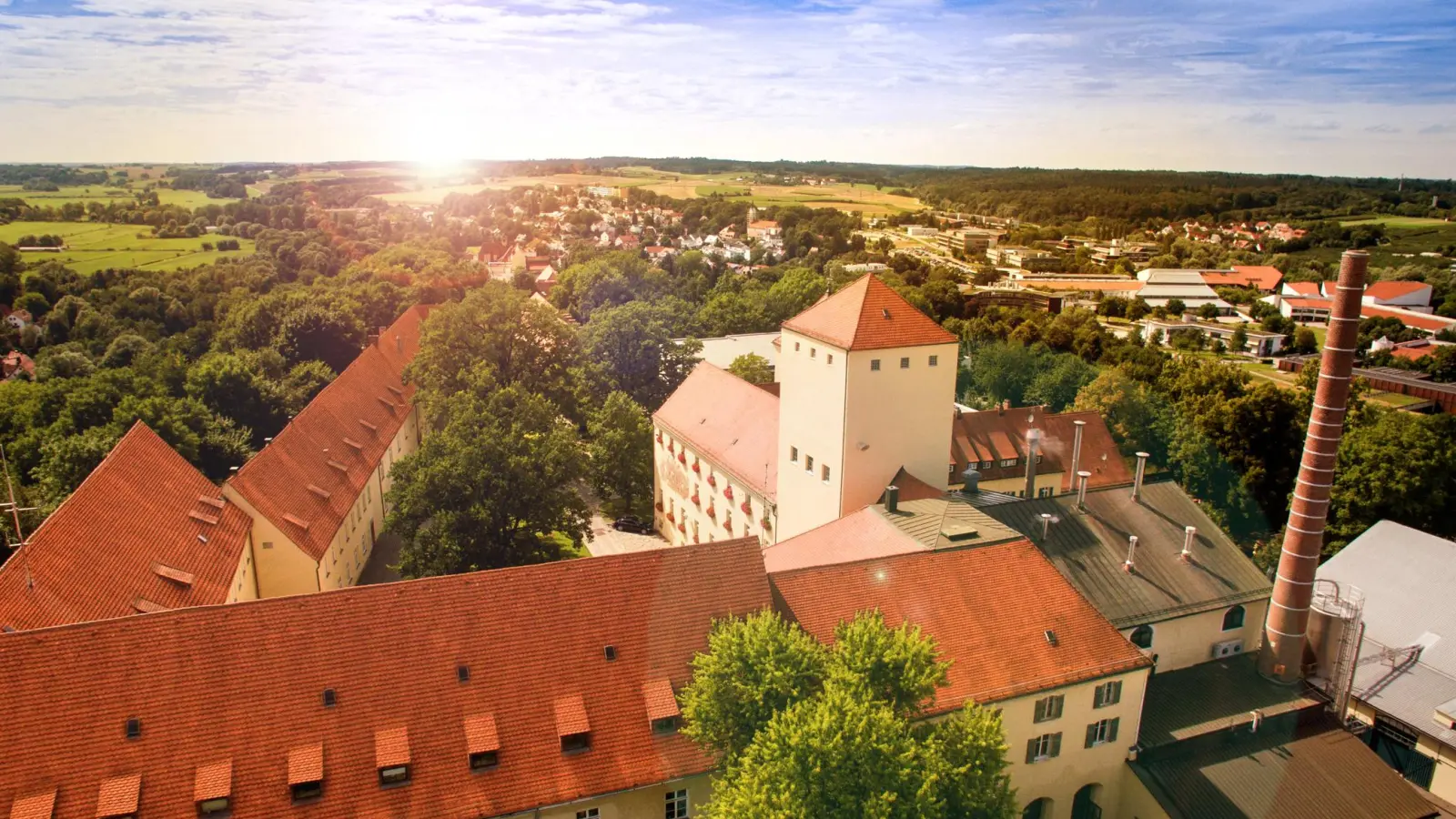 Hoch oben auf dem Berg thront die Brauerei Weihenstephan. (Foto: Weihenstephan)