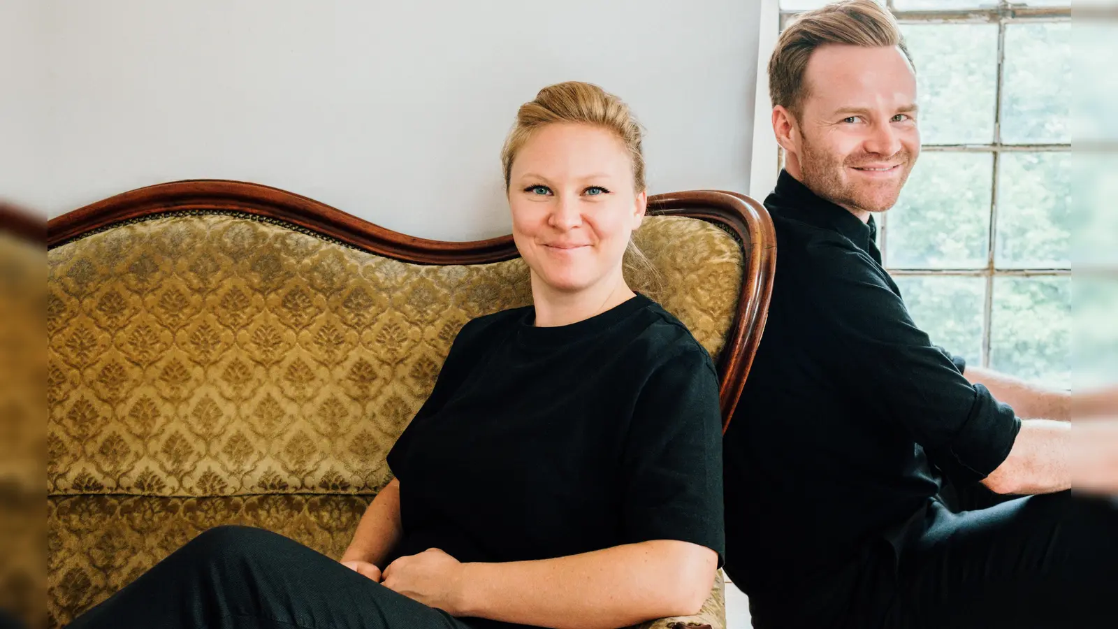 Chorleiterin Mimi Neumair und ihr Pianist Lukas M. Maier laden alle Singbegeisterten zum gemeinsamen Chorsingen ein. (Foto: Anchora e.V.)