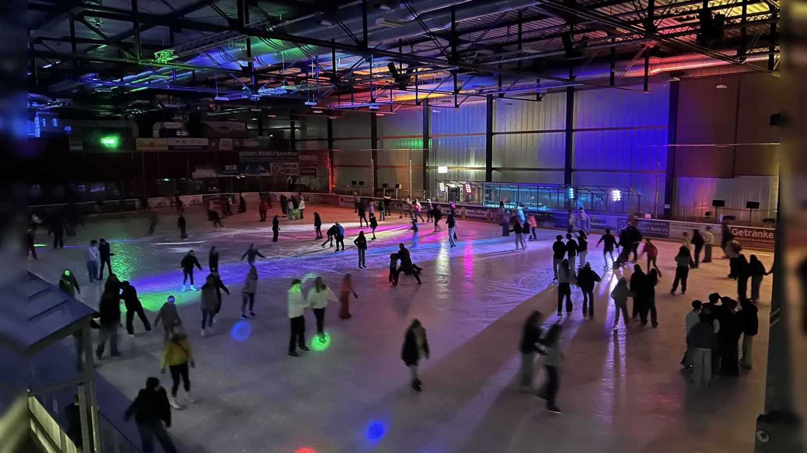 Schlittschuhlaufen trifft Party, das ist das Motto der Eisdisco in Freising. (Foto: Sten)