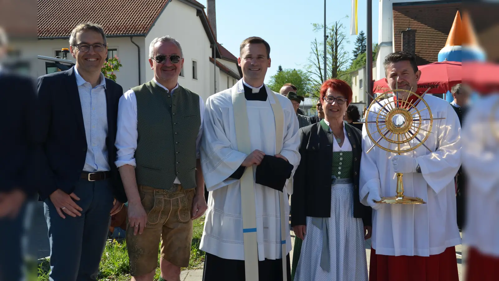 Zum Abschied gab es ein Geschenk (v.l.): Andreas Lang (Kirchenverwaltung), Bürgermeister Thomas Stark, Pfarrer Philipp Werner, Brigitte Dreher (Kirchenverwaltung) und Mladen Brnic(Mesner) mit der neuen Monstranz. (Foto: Schächtl)