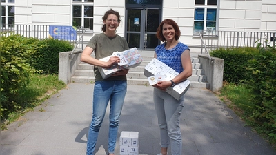 (v. l.) Anna Balling, Koordinationsstelle für nachhaltige Beschaffung der Stadt Freising, und Stefanie Schwegler, vhs Freising, freuen sich auf viele Interessierte. (Foto: Antje Geißler)