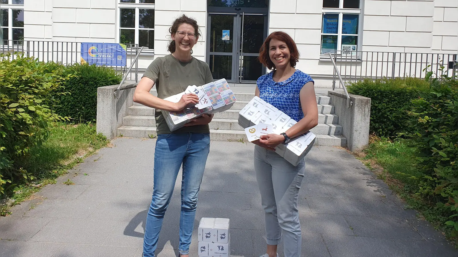 (v. l.) Anna Balling, Koordinationsstelle für nachhaltige Beschaffung der Stadt Freising, und Stefanie Schwegler, vhs Freising, freuen sich auf viele Interessierte. (Foto: Antje Geißler)