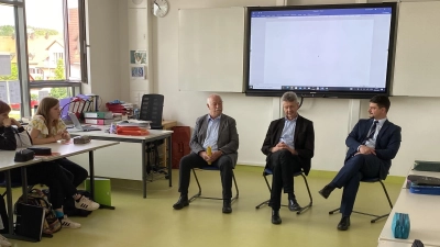Die Politiker im Dialog: Benno Zierer, Michael Piazolo und Ministeriums-Mitarbeiter Florian Bär im Gespräch mit der Klasse 9Mb. (Foto: Pressebüro Zierer)