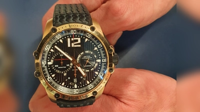 Eine der vier teuren Uhren, die Zöllner bei einem Reisenden fanden. (Foto: Zoll)