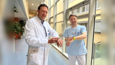 Der regelmäßige Blick auf sogenannte Wearables am Handgelenk kann Vorteile für die Gesundheit bringen, sagen Prof. Dr. Martin Schmidt, Chefarzt der Kardiologie der Kreisklinik Ebersberg und Dr. Daniel Plecity, Leitender Oberarzt und Ernährungsexperte in der inneren Medizin. (Foto: kk/sf)