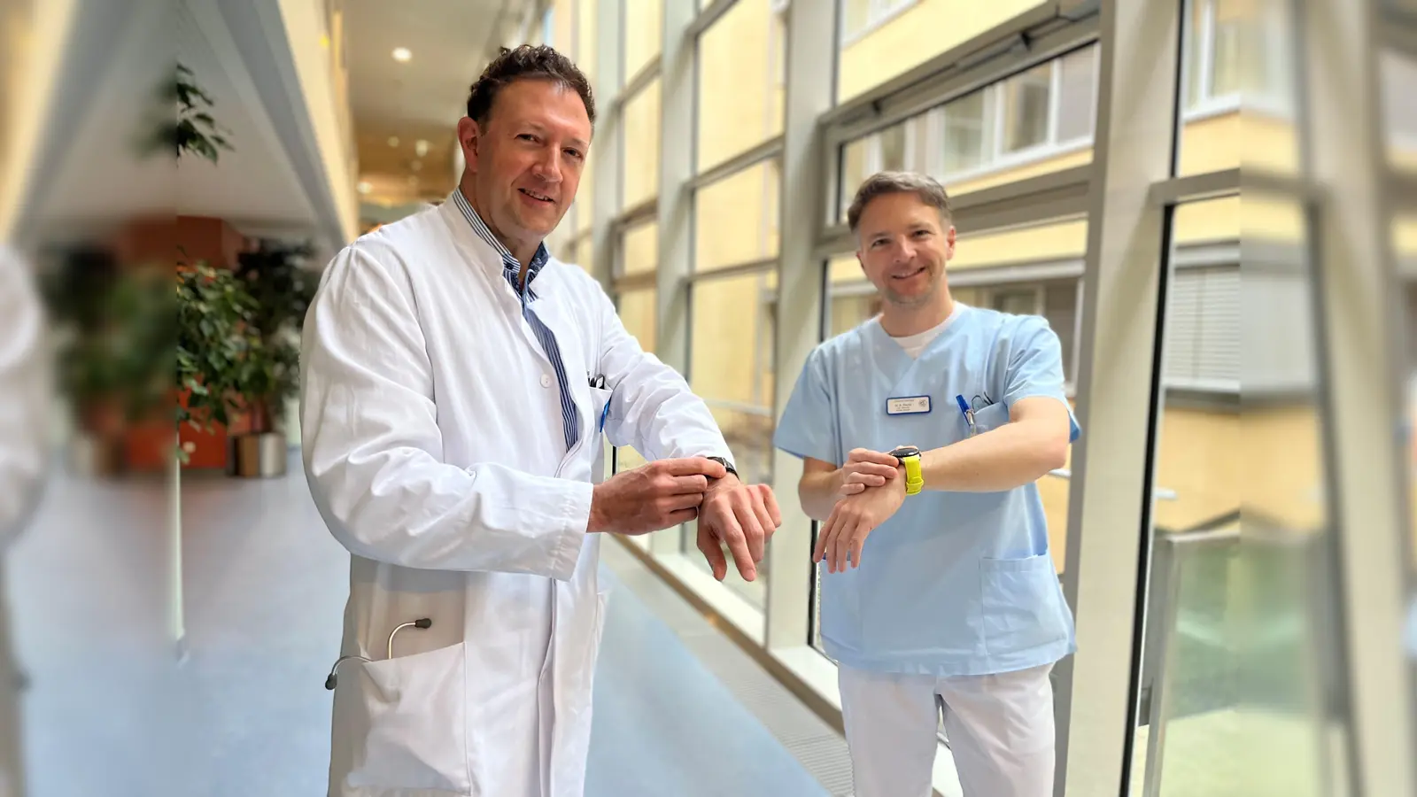 Der regelmäßige Blick auf sogenannte Wearables am Handgelenk kann Vorteile für die Gesundheit bringen, sagen Prof. Dr. Martin Schmidt, Chefarzt der Kardiologie der Kreisklinik Ebersberg und Dr. Daniel Plecity, Leitender Oberarzt und Ernährungsexperte in der inneren Medizin. (Foto: kk/sf)