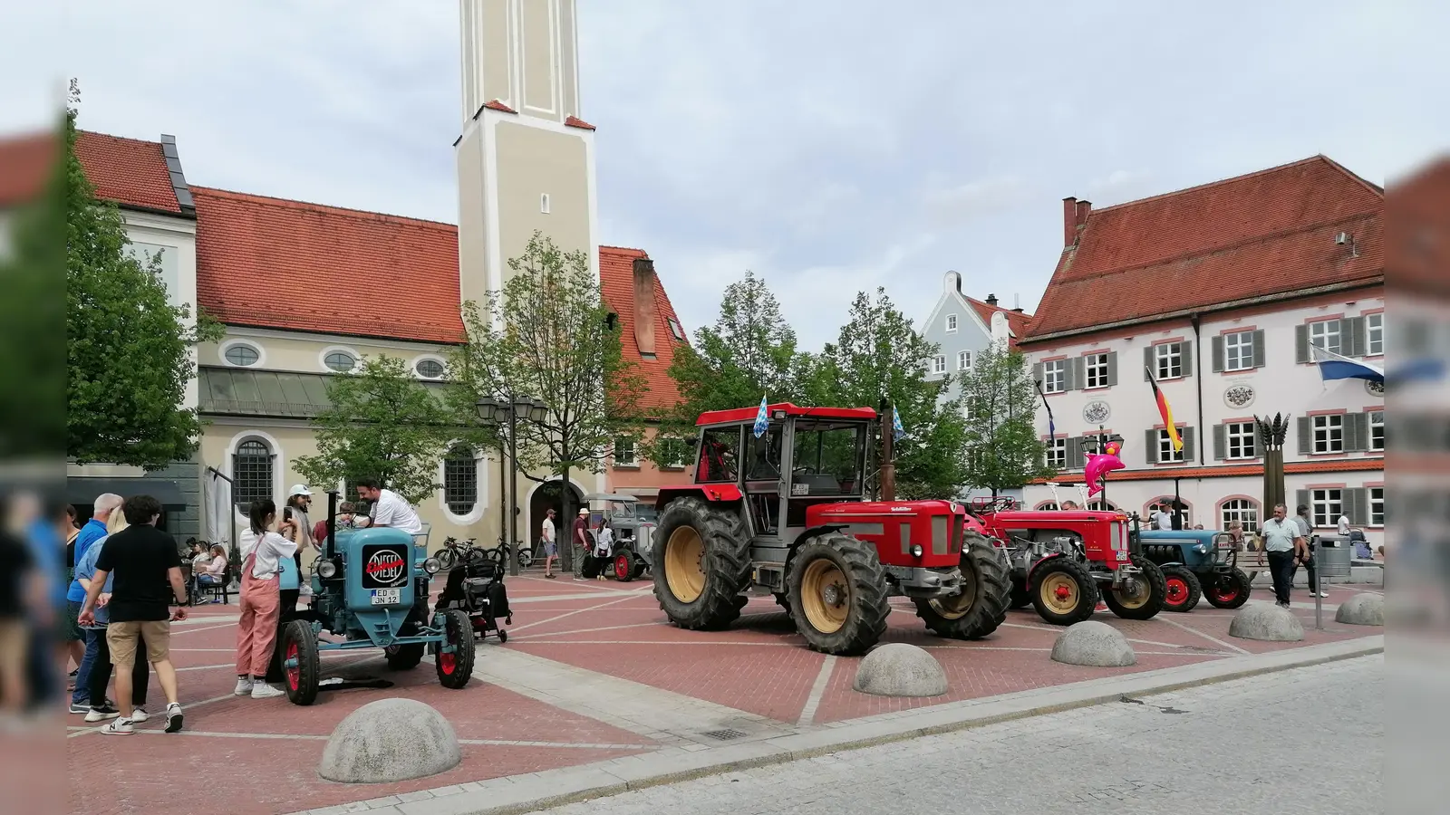 Die historischen Bulldogs am Schrannenplatz ließen nicht nur Kinderherzen höher schlagen. (Foto: chö)