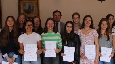 Oberbürgermeister Max Gotz (hinten Mitte) bedankte sich bei den Schülerinnen und Schülern für ihren Einsatz mit Urkunden. (Foto: Stadt Erding)