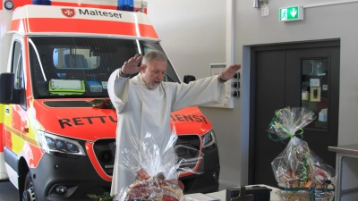 Pastoralreferent Franz Kohlhuber erbat den Segen für den neuen Rettungstransportwagen und alle Insassen. (Foto: Malteser)