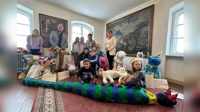 Auf dem Bild (von links nach rechts): Cosima, Harry Seeholzer (3. Bürgermeister), Marlene, Emilia, Dr. Heike Schmidt-Kronseder (Museumsleiterin), Petra Bauernfeind (2. Bürgermeisterin), Leo, Sander, Jakob und Eaya. (Foto: nsc)