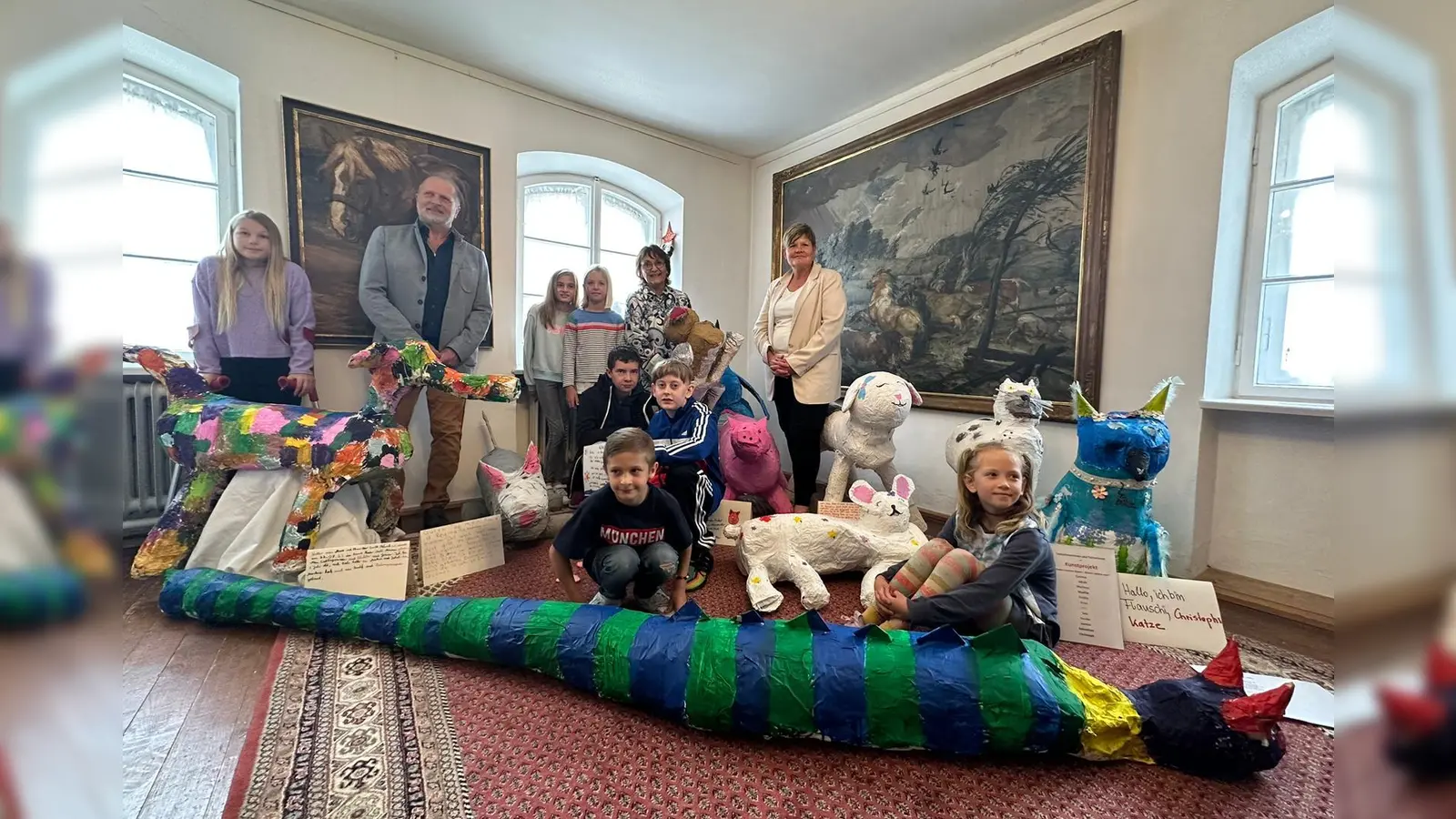 Auf dem Bild (von links nach rechts): Cosima, Harry Seeholzer (3. Bürgermeister), Marlene, Emilia, Dr. Heike Schmidt-Kronseder (Museumsleiterin), Petra Bauernfeind (2. Bürgermeisterin), Leo, Sander, Jakob und Eaya. (Foto: nsc)